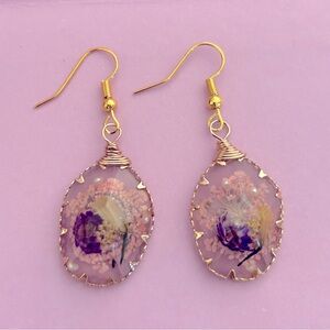 NWOT Earrings Dried Flowers purple pink, faceted pearls,Resin, 2” drop, Goldtone